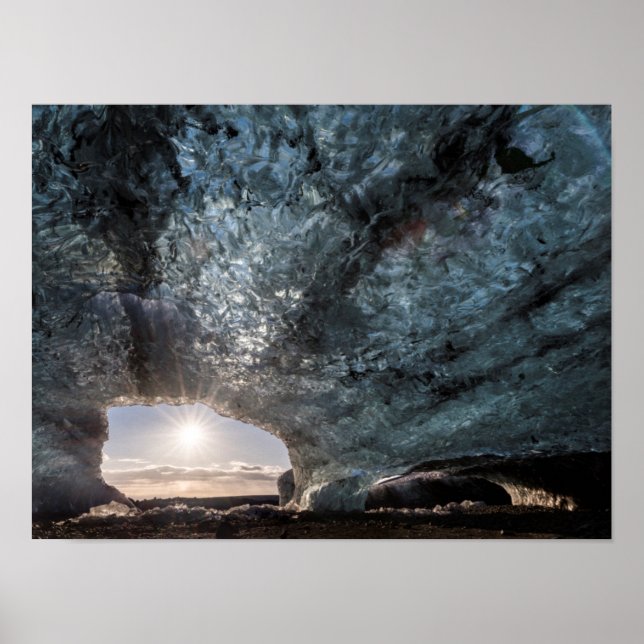 Póster Mirando una cueva de hielo, Islandia (Frente)