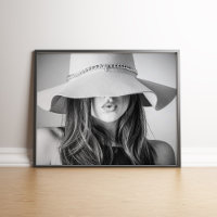 Modelo de moda en blanco y negro con Poster Gorra