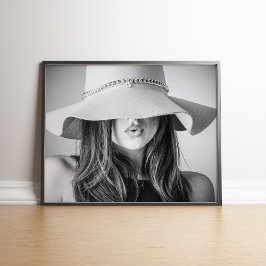 Póster Modelo de moda en blanco y negro con Poster Gorra