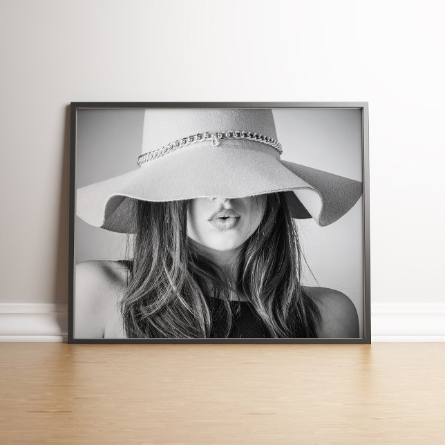 Póster Modelo de moda en blanco y negro con Poster Gorra (Black and White Fashion Model with Hat Poster in black frame.)