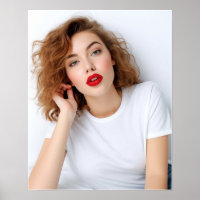 Modelo de pelo rizado lindo con camiseta Gildan
