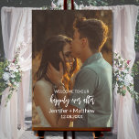 Póster Moderno y sencillo Boda de fotografía Poster de bi<br><div class="desc">¿Busca una forma moderna y elegante de dar la bienvenida a sus huéspedes a su boda? ¡No hay más que mirar a este poster de señas de bienvenida boda personalizable! Con un diseño sencillo pero elegante, este poster presenta una hermosa foto de la pareja feliz, rodeada de texto de personalizable...</div>