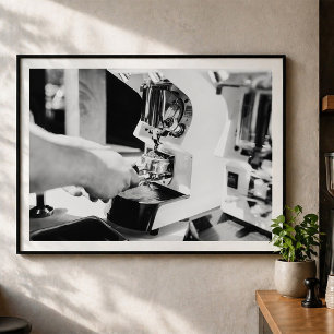 Póster Molino de Café Barista Preparando Espresso Fresco