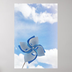 Póster Molino de viento blanco y azul bajo cielo turbio
