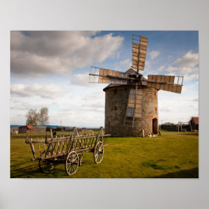 Póster Molino de viento en campo verde y nubes blancas y