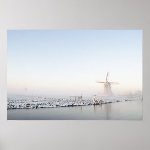 Póster Molino de viento en la nieve en invierno cartel