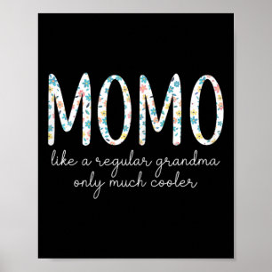Póster Momo como una abuela normal solo que mucho más gen