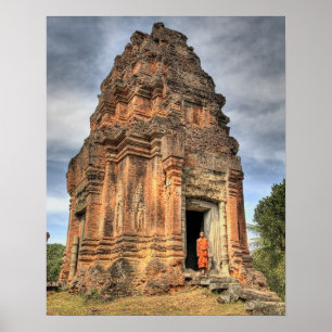 Póster monje budista de pie en la puerta del templo