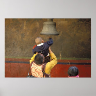 Póster monje budista tibetano levantando a un niño para t