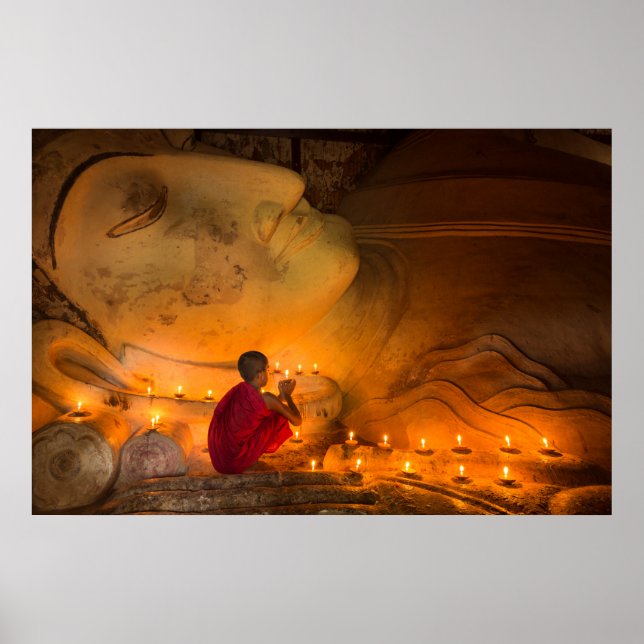 Póster Monje rezando junto a un Buda (Frente)