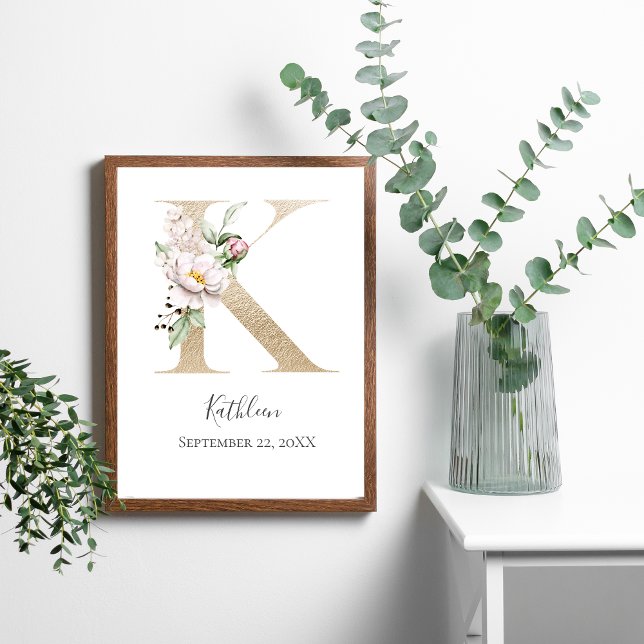 Póster Monograma K Letra blanca rosada dorada letra flora (Gold Letter K Monogram with Pink white Flowers. Personalize it with your name and date or any text)