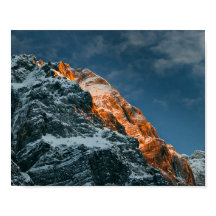 Montaña brillante al atardecer