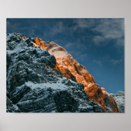 Póster Montaña brillante al atardecer