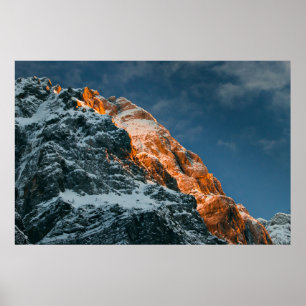 Póster Montaña brillante al atardecer