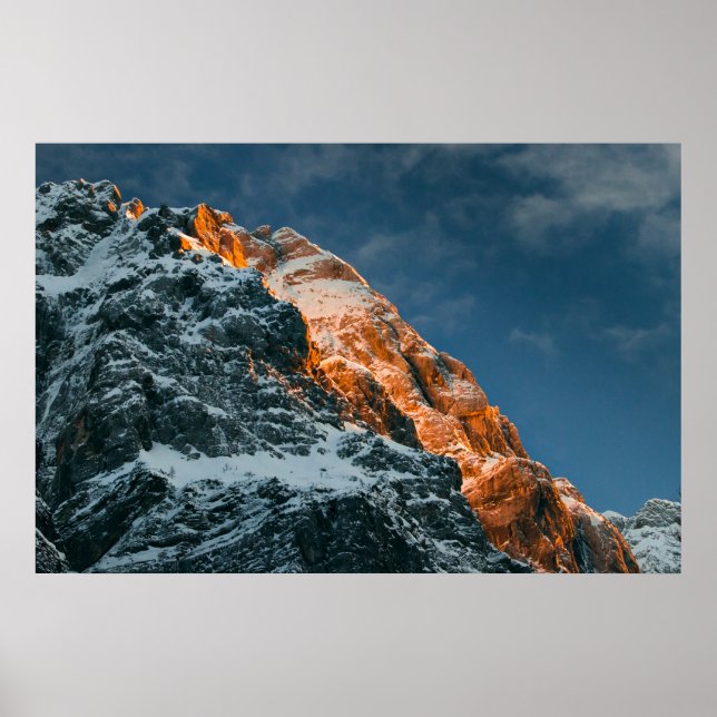 Póster Montaña brillante al atardecer (Frente)