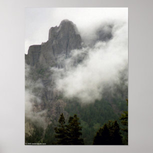 Póster Montaña brumosa