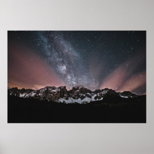 PÓSTER MONTAÑA CUBIERTA DE NIEVE BAJO NOCHE DE STARRY