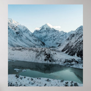 PÓSTER MONTAÑA CUBIERTA DE NIEVE CERCA DEL CUERPO DEL AGU