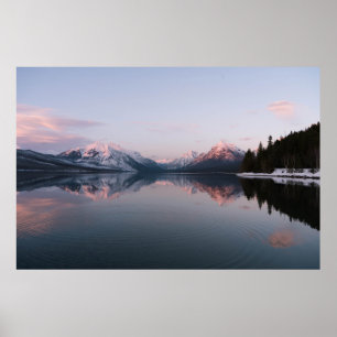 PÓSTER MONTAÑA CUBIERTA DE NIEVE CERCA DEL LAGO DURANTE E