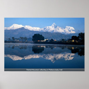 Póster Montaña de cola de pescados en el lago Pokhara, In