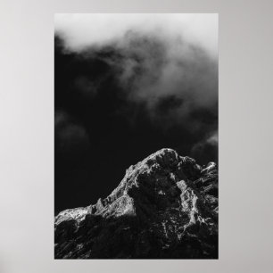 Póster Montaña iluminada con sol blanco y negro