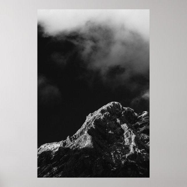 Póster Montaña iluminada con sol blanco y negro (Frente)
