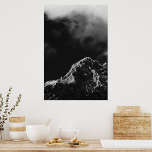 Póster Montaña iluminada por el sol en blanco y negro