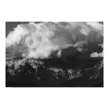 Montaña majestuosa bajo las nubes