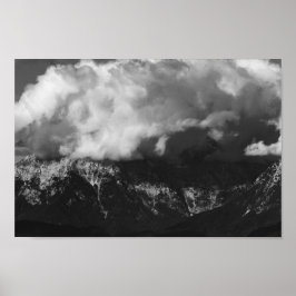 Póster Montaña majestuosa bajo las nubes