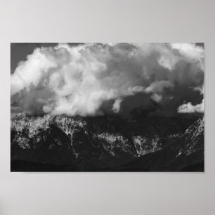 Póster Montaña majestuosa bajo las nubes