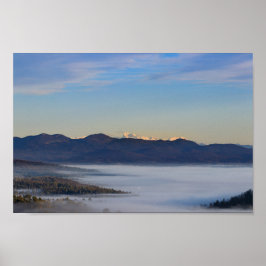 Póster Montaña majestuosa Triglav con niebla en el valle