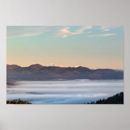 Póster Montaña majestuosa Triglav con niebla en el valle