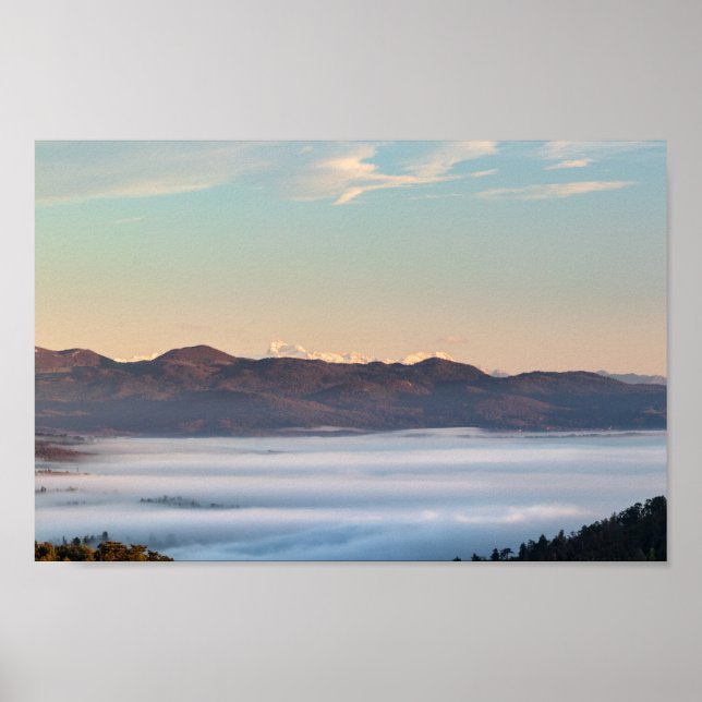 Póster Montaña majestuosa Triglav con niebla en el valle (Frente)