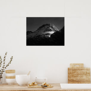 Póster Montaña nevada y ventosa en blanco y negro