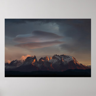 PÓSTER MONTAÑA ROCA BAJO NUBES GRIS
