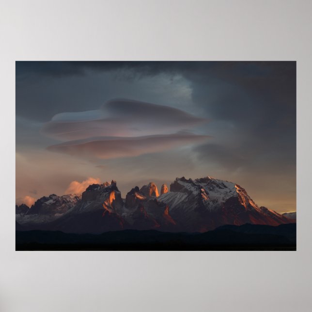 PÓSTER MONTAÑA ROCA BAJO NUBES GRIS (Frente)
