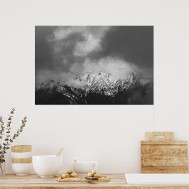 Póster Montañas blancas y negras en las nubes