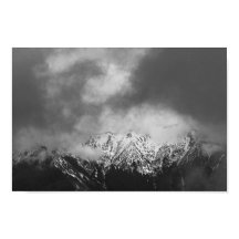 Montañas blancas y negras en las nubes