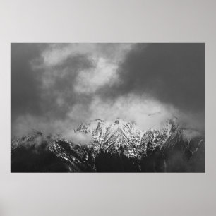 Póster Montañas blancas y negras en las nubes