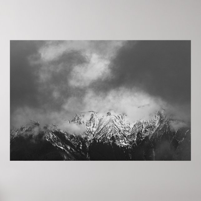 Póster Montañas blancas y negras en las nubes (Frente)