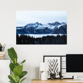 Póster Montañas, bosque de abetos y nubes