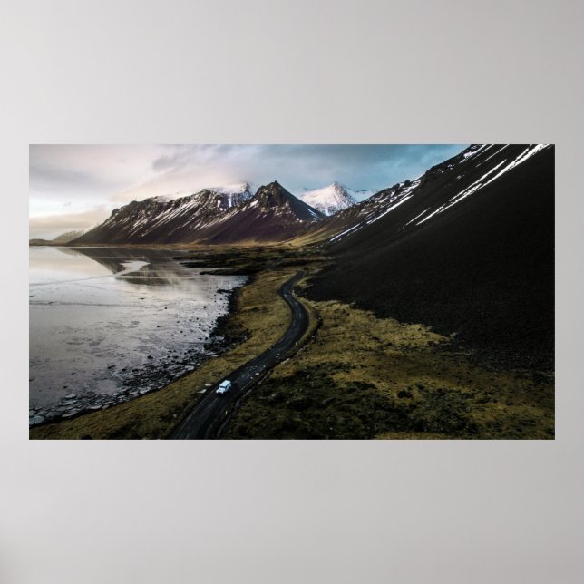 PÓSTER MONTAÑAS CERCA DEL CUERPO DEL AGUA (Frente)