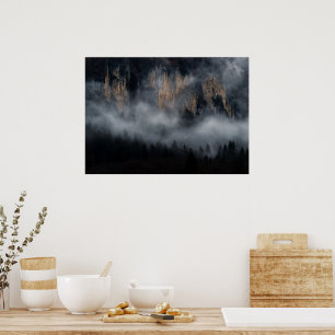 Póster Montañas con niebla a través del bosque de abetos