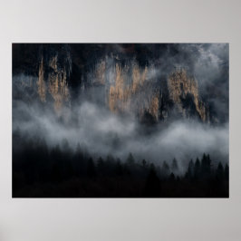 Póster Montañas con niebla a través del bosque de abetos