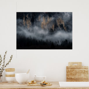 Póster Montañas con niebla a través del bosque de abetos
