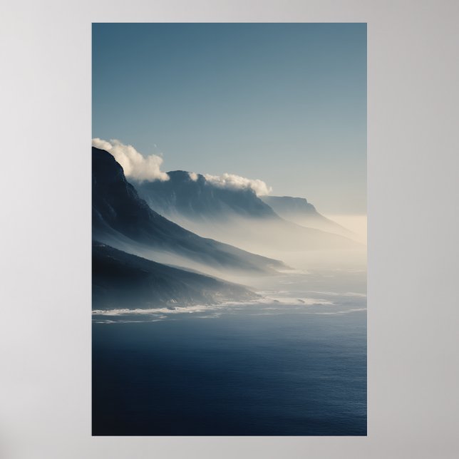 Póster Montañas Costeras Cubiertas de Niebla al Amanecer (Frente)