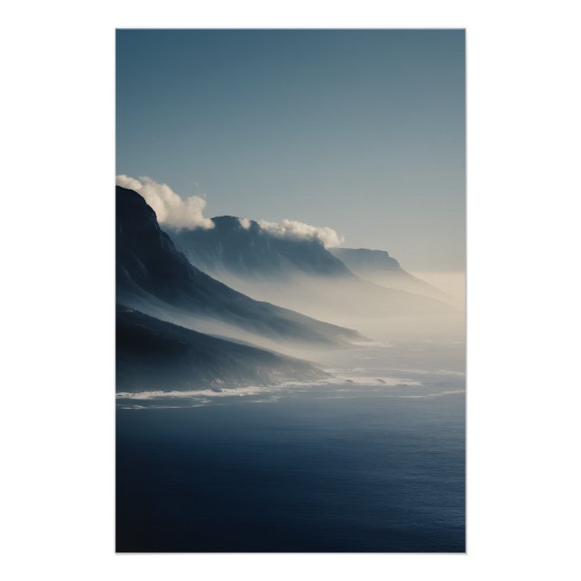 Póster Montañas Costeras Cubiertas de Niebla al Amanecer (Anverso)