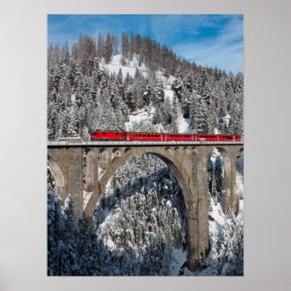 Póster Montañas cubiertas de nieve de tren rojo Suiza