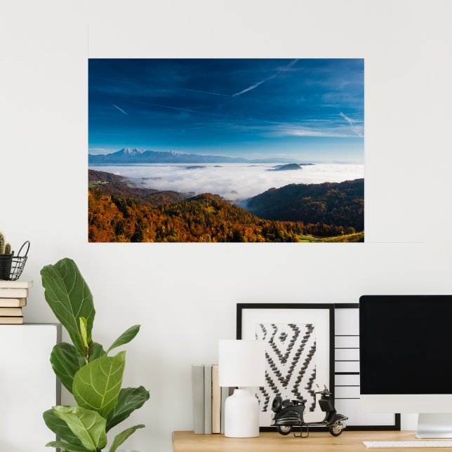 Póster Montañas de otoño y niebla en el valle (Oficina en casa)