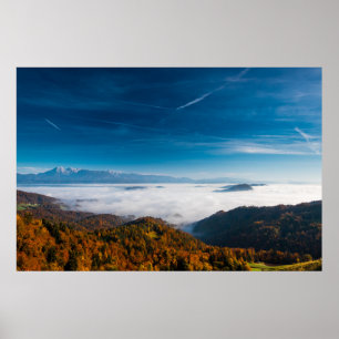 Póster Montañas de otoño y niebla en el valle